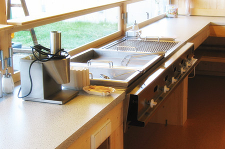 Imbissstand mit eingebautem Gasgrill